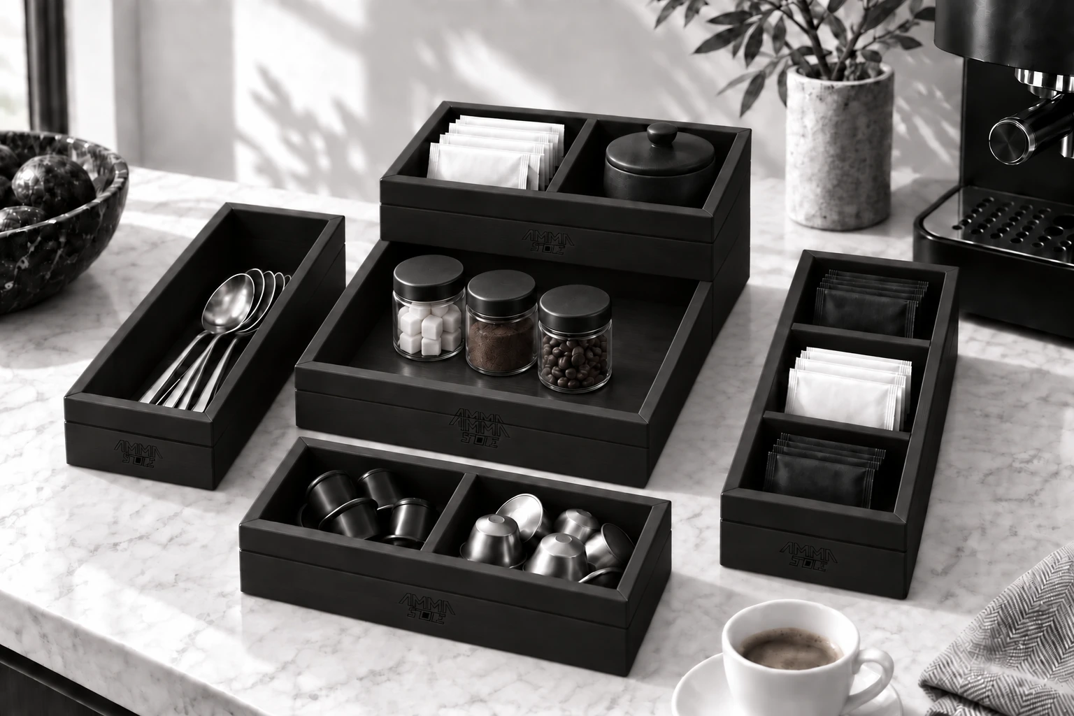 Les cinq boîtes en bambou noir dans un espace café élégant : petits pots dans la grande boîte, thé et cuillères dans les modules